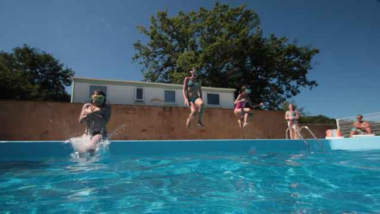 Saut dans la piscine au Camping dans l'Aveyron sur l'Aubrac