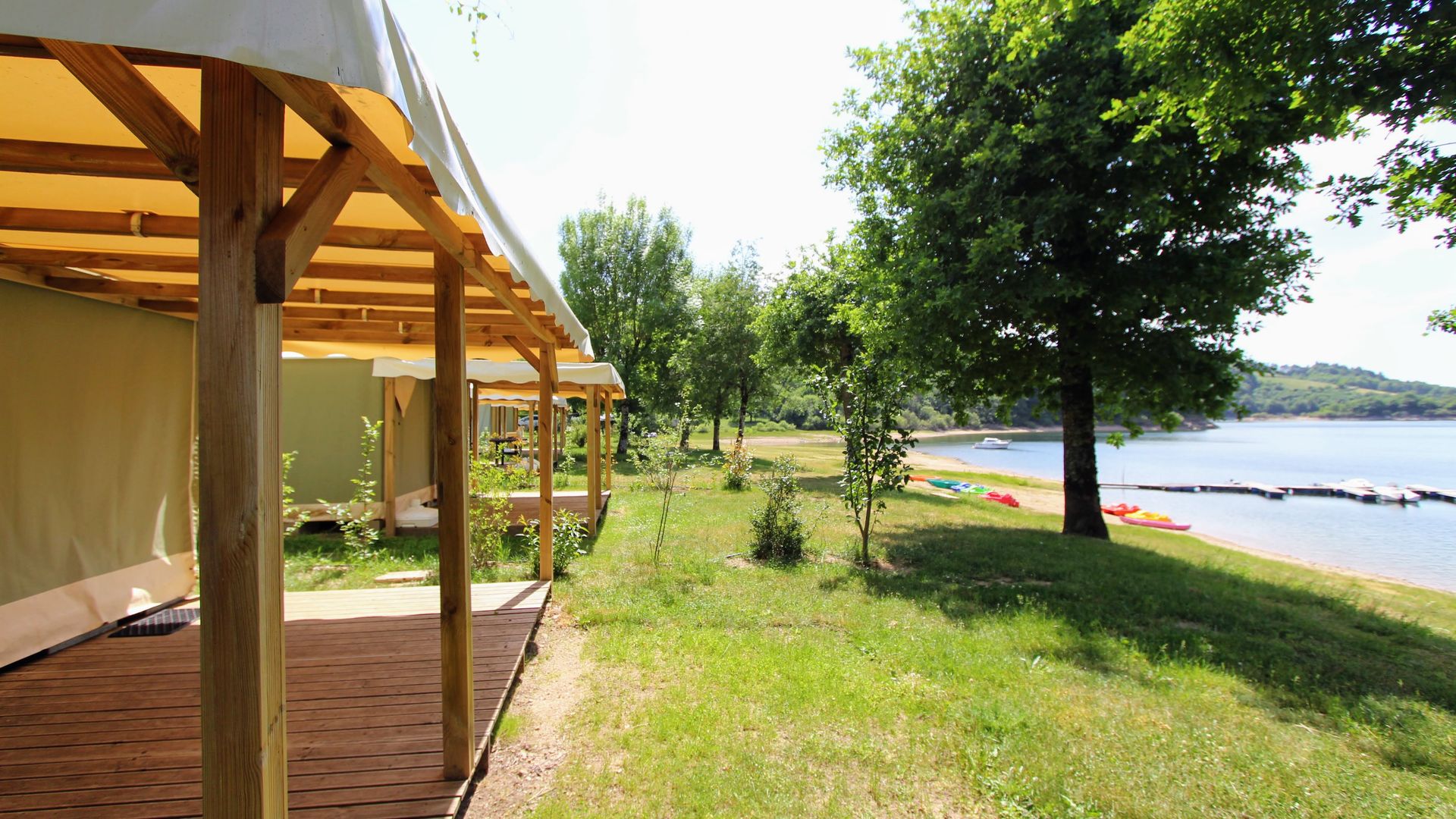 Bungalow toilé en Aveyron au bord du lac près de Laguiole