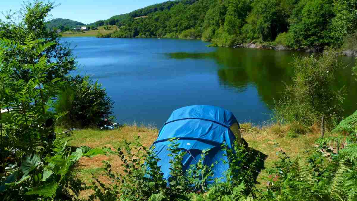 Emplacement pour tente et caravane en Aveyron au Camping la Romiguiere laguiole aubrac