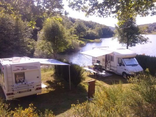 aire Campingcar en aubrac au bord d'un lac en aveyron