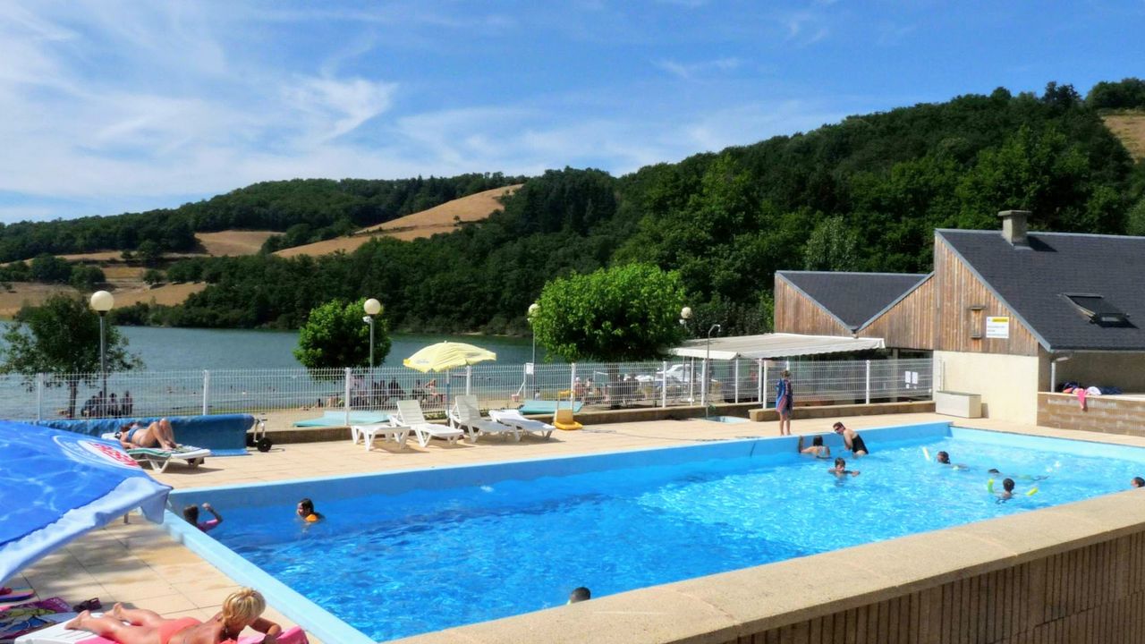 Camping avec piscine bord de lac en Aveyron