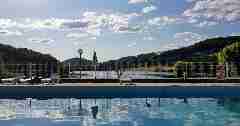 Camping La Romiguiere : La piscine et le lac 2