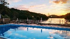 Camping La Romiguiere : La piscine au crepuscule