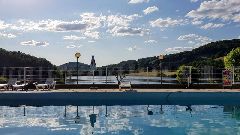 Camping La Romiguiere : La piscine et le lac 2