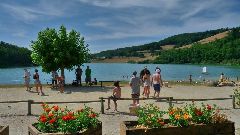 Camping La Romiguiere : Petanque au bord du lac