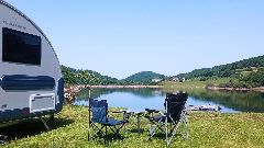Camping La Romiguiere : Un emplacement au bord du lac